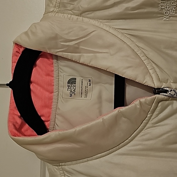 The North Face Peach and Cream Insulted Puffer Vest sz medium - Picture 5 of 8
